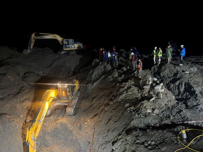 Các lực lượng cứu hộ tham gia chiến dịch cứu nạn gần đường hầm. Ảnh: Reuters.