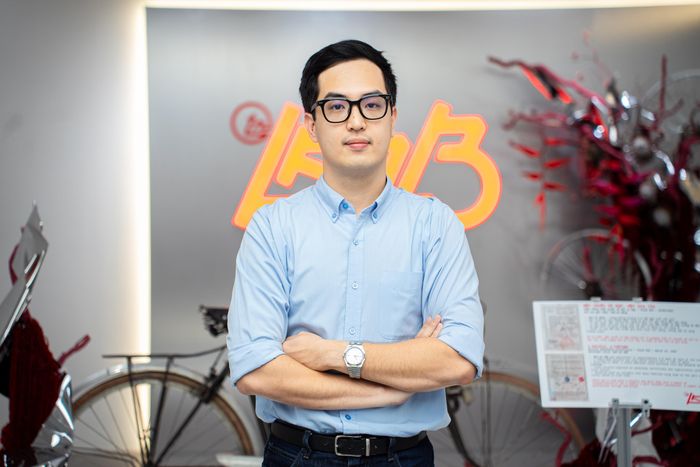  Trao đổi với Tri Thức - Znews, Phương Nguyễn, Giám đốc thương hiệu Xe đạp Thống Nhất, cho biết ý tưởng xuất phát từ việc nhìn chiếc xe như một vật thể gắn với đời sống của nhiều thế hệ. Khi tách khỏi công năng ban đầu, những chi tiết cơ khí trở thành chất liệu để nghệ sĩ khai thác các lớp nghĩa về văn hóa và ký ức. Trong tác phẩm này, hoa được sử dụng như một chất liệu độc lập, đặt cạnh kim loại để hình thành một cách diễn giải mới về vật thể quen thuộc. 