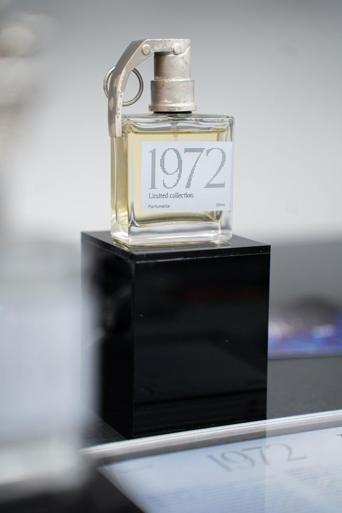 Năm 1957 gắn với giai đoạn đầu của xe đạp Thống Nhất, bắt nguồn từ Liên hiệp Xe đạp Miền Nam. Năm 1972 đặt câu chuyện trong bối cảnh chiến tranh. Năm 2017 đánh dấu giai đoạn cổ phần hóa và đổi mới. Các mốc thời gian được chuyển thành những lớp hương, kết hợp với các mùi gắn với vật liệu, sản xuất và đời sống đô thị. Mùi hương vì thế trở thành phương tiện kể chuyện thay cho văn bản và hình ảnh.