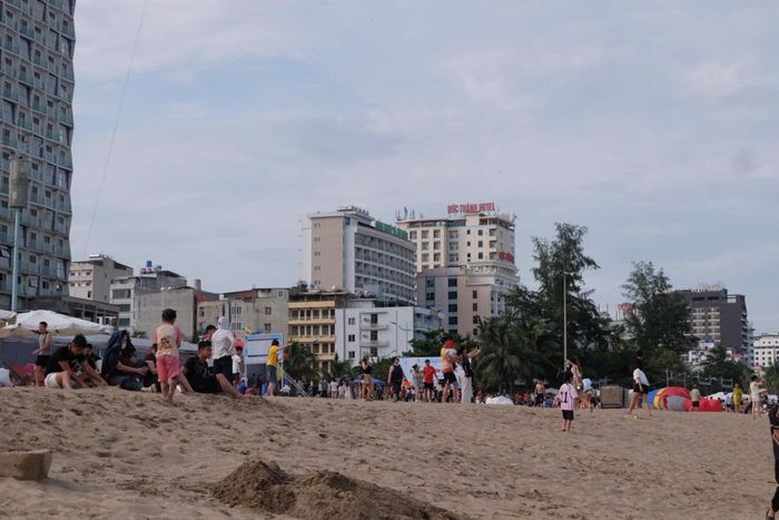  Du khách đổ ra biển vào buổi chiều. Ảnh: Quỳnh Trang. 