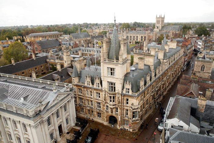  Đối với nhiều thanh niên, tấm vé vào các trường đại học lớn của Anh như Cambridge không giá trị bằng cơ hội thực tập ở các công ty uy tín. Ảnh: Reuters. 
