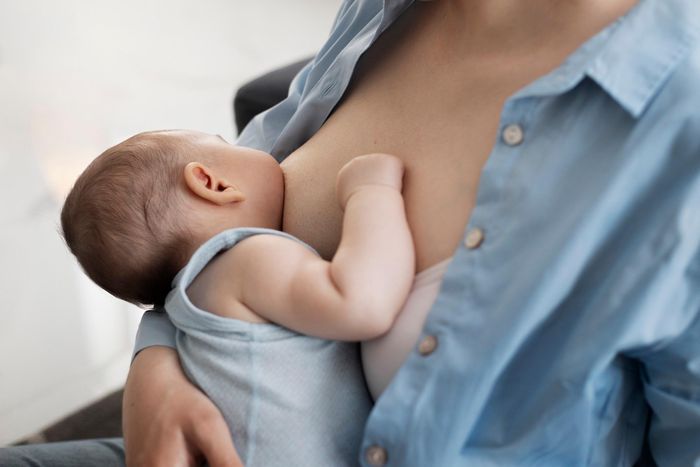  Bổ sung đủ nước và lựa chọn những thức uống phù hợp không chỉ giúp mẹ sau sinh phục hồi sức khỏe mà còn góp phần duy trì nguồn sữa dồi dào cho trẻ. Ảnh: Magnific. 