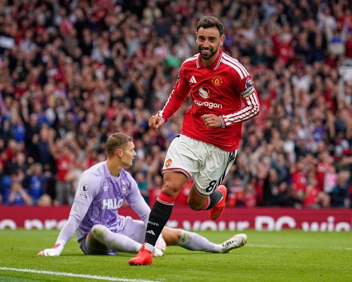 Bruno Fernandes hoàn tất cú hat-trick trong ngày thi đấu thăng hoa