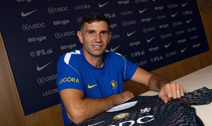 Emiliano Martinez ra mắt Chelsea