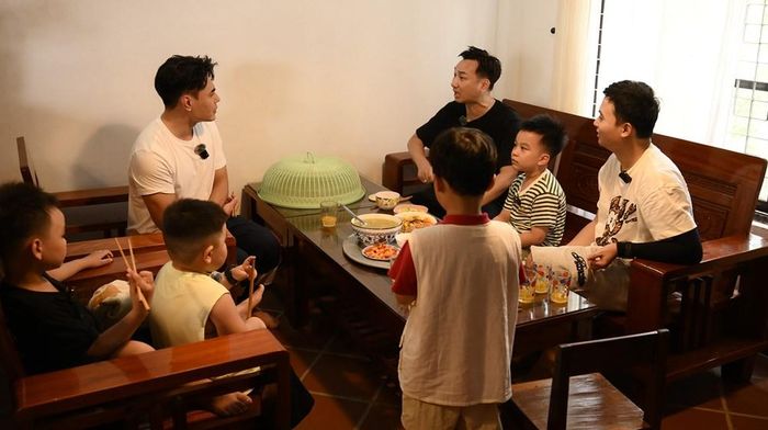 Các cặp bố con bên bữa cơm đầu tiên cùng nhau trong hành trình