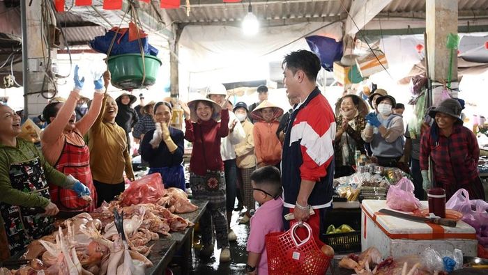 Cặp bố con Lê Dương Bảo Lâm và bé Ku Phin đi chợ