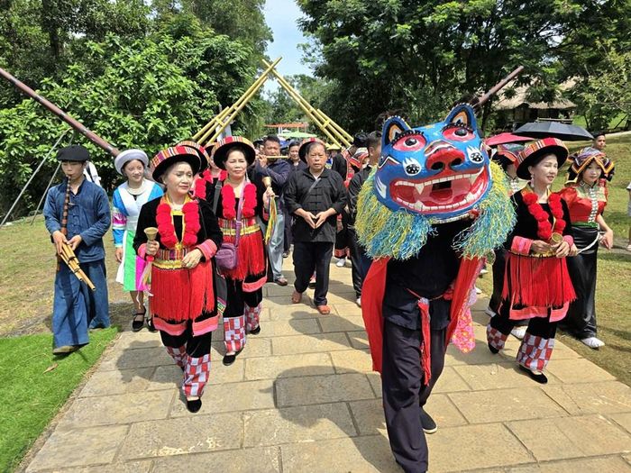 Đồng bào các dân tộc mang những nét văn hóa đặc sắc xuống chợ