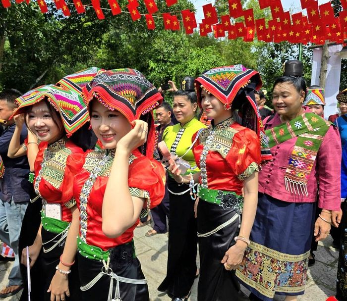 Đồng bào các dân tộc xúng xính trong những bộ trang phục đẹp nhất của dân tộc mình đi chơi chợ