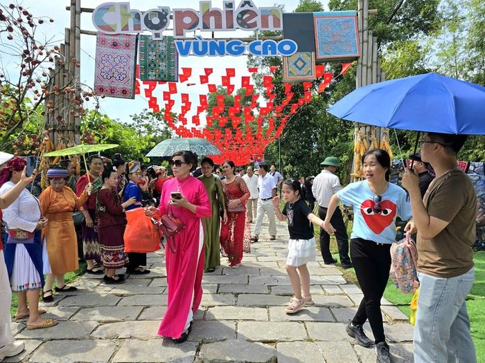Không chỉ có đồng bào các dân tộc, du khách khắp nơi cũng đến Làng để vui Tết Độc lập tại chợ phiên