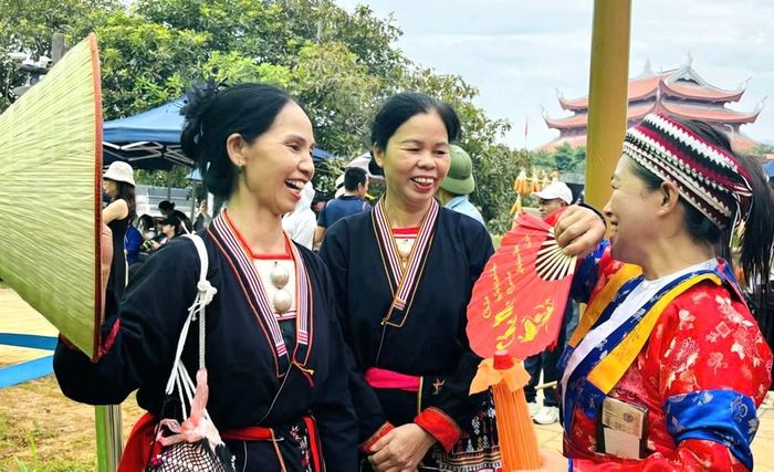 Chợ phiên là nơi gặp gỡ, giao lưu của đồng bào các dân tộc trong dịp lễ Quốc khánh 2.9