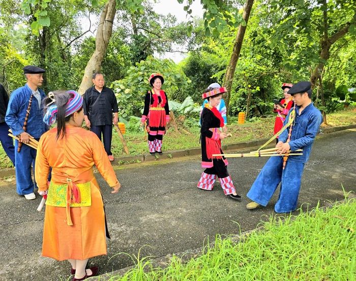 Tiếng khèn và điệu múa tạo không khí rộn ràng tại Làng