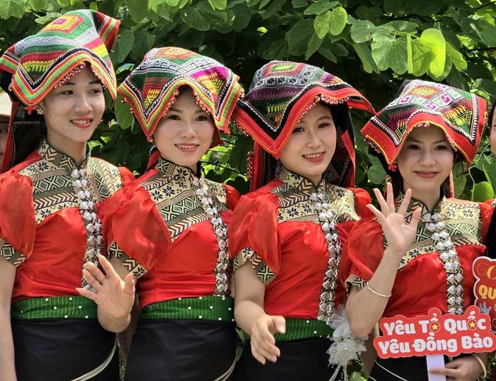 Nét duyên dáng của thiếu nữ dân tộc Thái đến từ tỉnh Sơn La