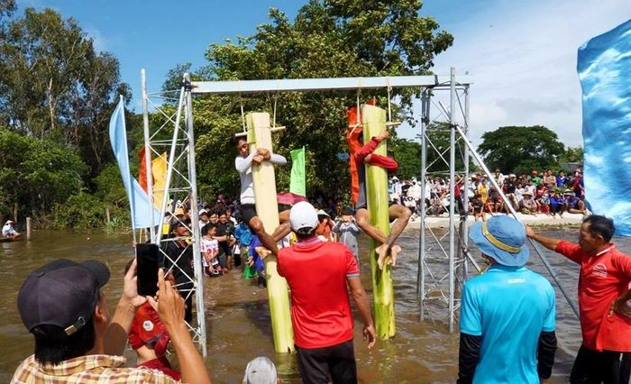 Trò chơi leo cây chuối thu hút người dân tham gia. Thân cây chuối cao khoảng 3m, được bôi dầu để tăng độ trơn, người chơi leo và trụ được lâu nhất sẽ giành chiến thắng
