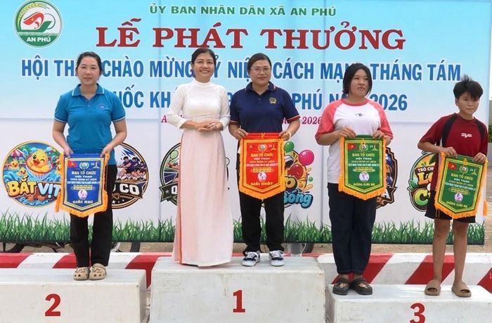 Ban Tổ chức trao giải cho môn đạp bong bóng