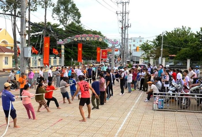Trò chơi kéo co diễn ra ngày 28.8. Các vận động viên dùng sức để kéo sợi dây thừng về phía đội mình