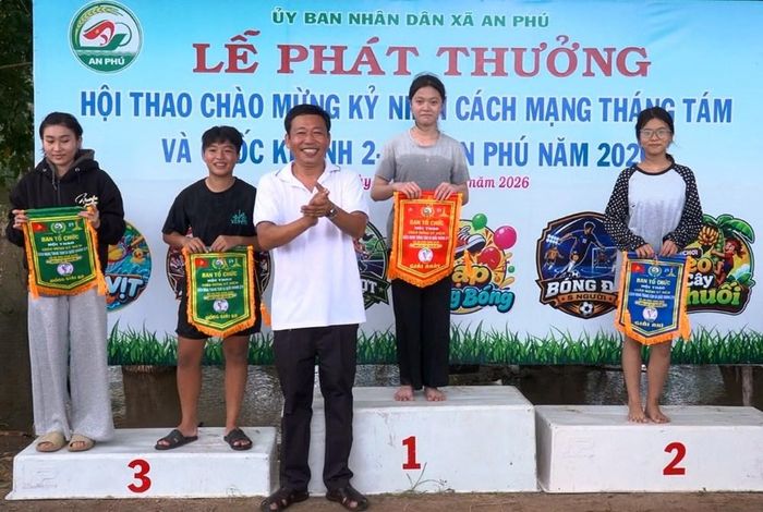 Ban Tổ chức trao giải cho môn leo cây chuối