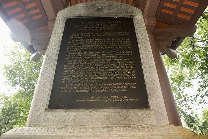 Bia di tích lịch sử Nha Thông tin ghi lại quá trình cơ quan rời Hà Nội lên chiến khu Việt Bắc và hoạt động tại xóm Mới