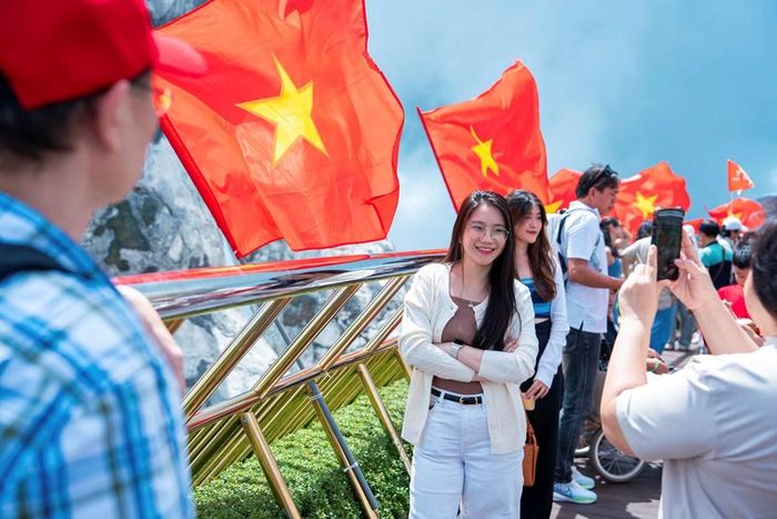 Du khách check-in Cầu Vàng trên đỉnh Bà Nà Hills