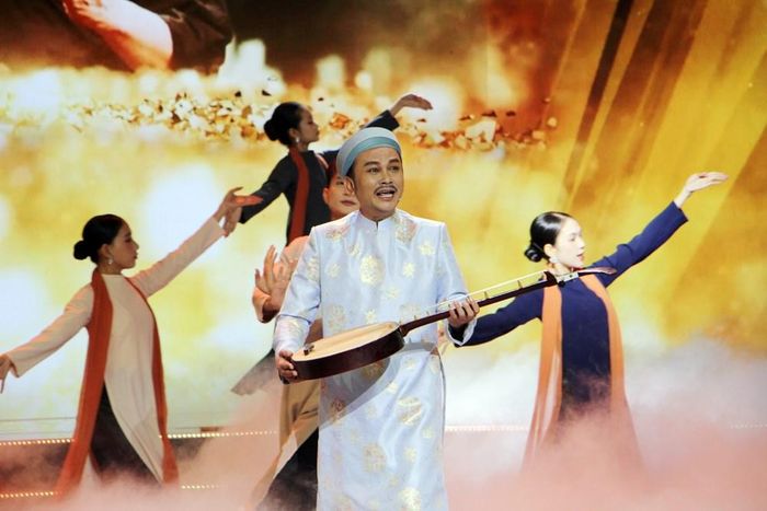 NSND Hữu Quốc trong ca cảnh "Vàng son"