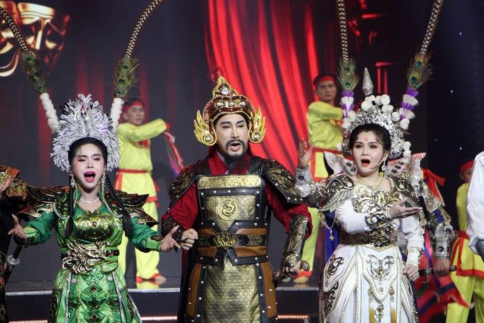 NSƯT Kim Tử Long, NSƯT Trinh Trinh (bìa phải) và NS Bình Tinh trong một tiết mục