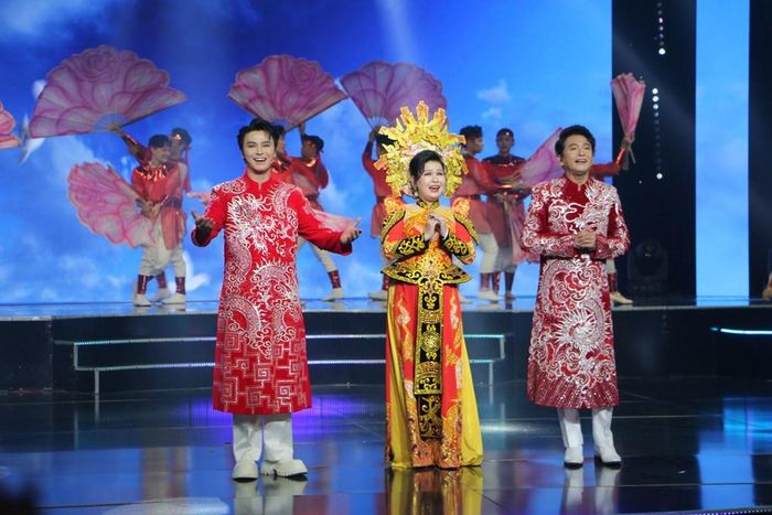 Từ phải qua: NSND Trọng Phúc, NSND Hồ Ngọc Trinh và NSƯT Võ Minh Lâm trong tiết mục "Ánh sao Việt Nam - Thịnh vượng Việt Nam sáng ngời"