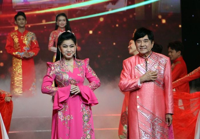 NSND Phượng Loan và Danh ca Chí Tâm trong ca cảnh "Vọng cổ chuông vàng"