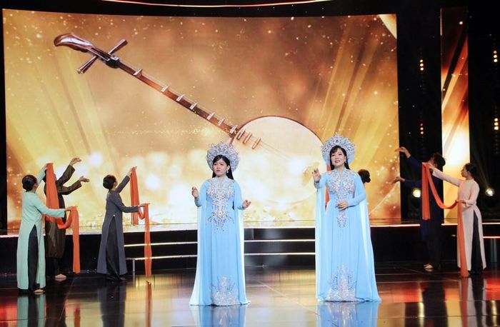 NSƯT Thu Vân - Chuông vàng 2009 (bên phải) và NS Lâm Thị Kim Cương - Chuông vàng 2018 trong một tiết mục