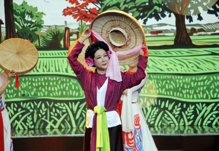 NSƯT Thanh Thanh Hiền trong ca cảnh "Áo tứ thân"