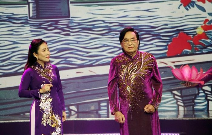 NSND Thanh Tuấn và NSƯT Vân Khánh trong ca cảnh "Áo hoa"