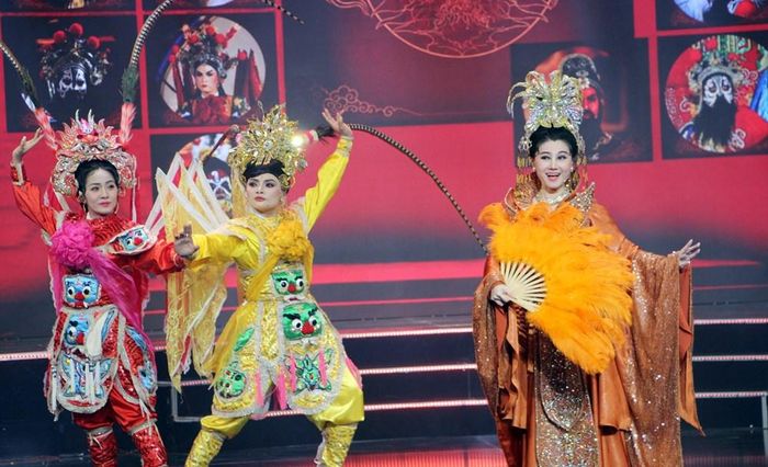 NSND Quế Trân (bìa phải) cùng các NS trong một tiết mục