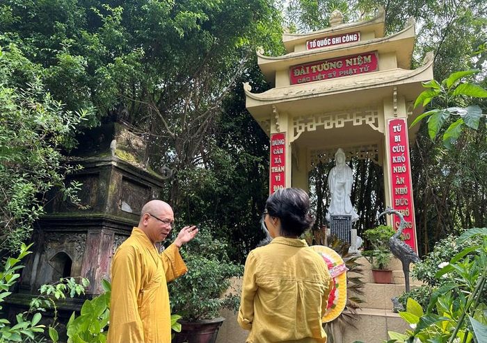 Thượng tọa Thích Thanh Hùng giới thiệu với du khách về bản hùng ca cởi áo cà sa khoác chiến bào dưới mái chùa Cổ Lễ