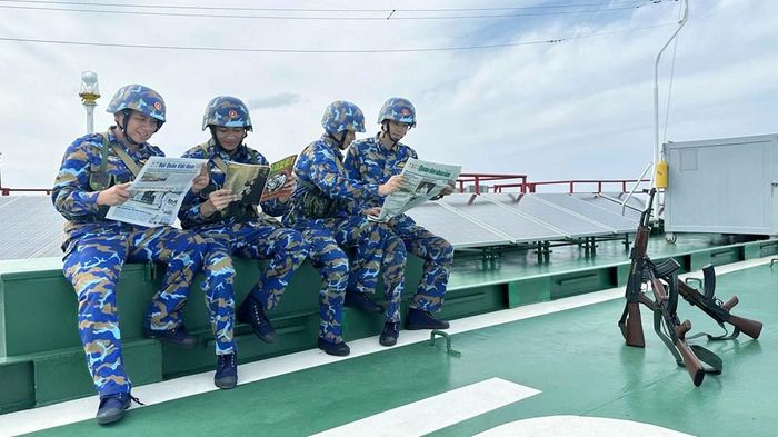 Đọc sách, báo trong lúc giải lao huấn luyện đã trở thành món ăn tinh thần của các chiến sĩ nhà giàn DK1