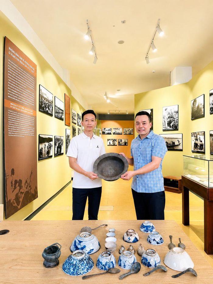 Người chiến sĩ trẻ hiến tặng hiện vật văn hóa cho bảo tàng