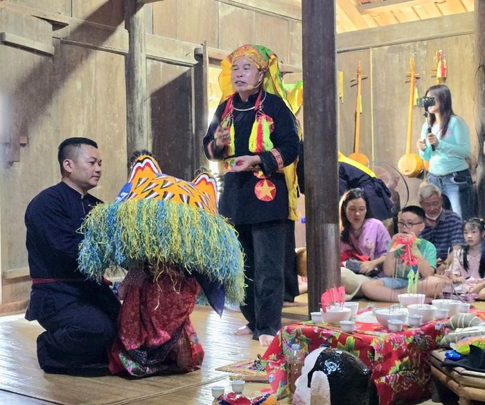 Tính linh thiêng của điệu múa đòi hỏi phải làm lễ cúng xin phép thần thánh trước khi hạ đầu kỳ lân xuống để đi phục vụ lễ hội