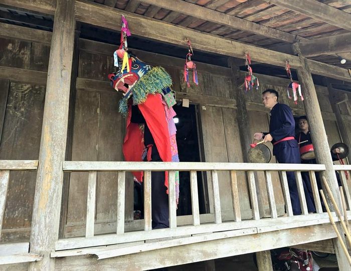 Kỳ lân rời nhà để đi trình diễn