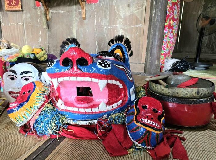 Từ đôi bàn tay khéo léo, nghệ nhân chế tác đầu kỳ lân sinh động và có hồn khi trình diễn