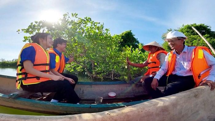 Chiếc ghe nhỏ len lỏi giữa rừng ngập mặn xanh mướt