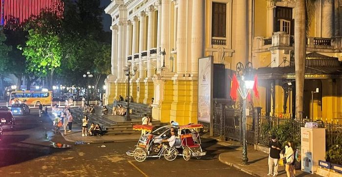 Du khách vui chơi trước Nhà hát Lớn - Hà Nội. Ảnh: Thảo Chi