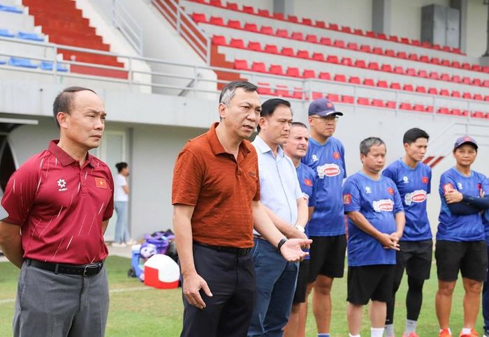 Chủ tịch VFF Trần Quốc Tuấn cùng Phó Chủ tịch Trần Anh Tú và Tổng Thư ký Nguyễn Văn Phú gặp gỡ, động viên ĐT nữ Việt Nam