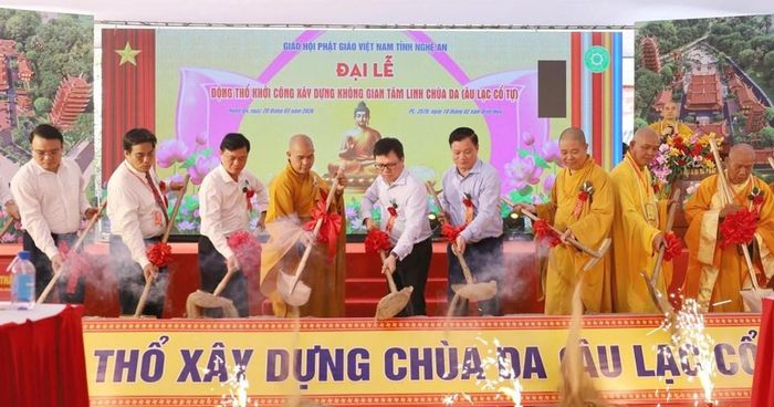 Các đại biểu tiến hành nghi thức động thổ xây dựng không gian tâm linh chùa Da (Âu Lạc Cổ Tự)