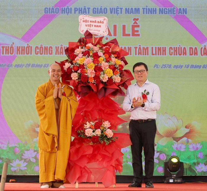 Ủy viên Ban Chấp hành Trung ương Đảng, Phó Trưởng Ban Tuyên giáo Trung ương, Tổng Biên tập Báo Nhân Dân, Chủ tịch Hội Nhà báo Việt Nam Lê Quốc Minh tặng hoa cho nhà chùa tại buổi lễ