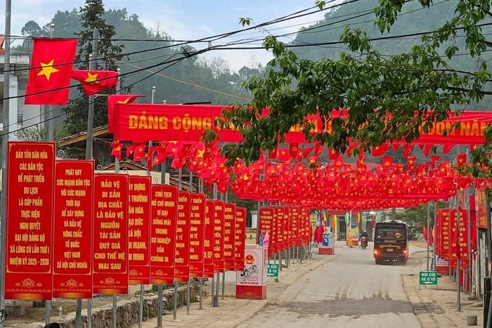 Các tuyến đường ở xã Lũng Cú rực rỡ cờ hoa trong những ngày hướng tới Quốc khánh 2.9