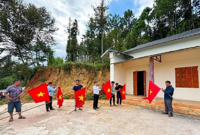 Người dân các thôn, bản nơi địa đầu Lũng Cú chuẩn bị treo cờ Tổ quốc trong dịp Quốc khánh 2.9