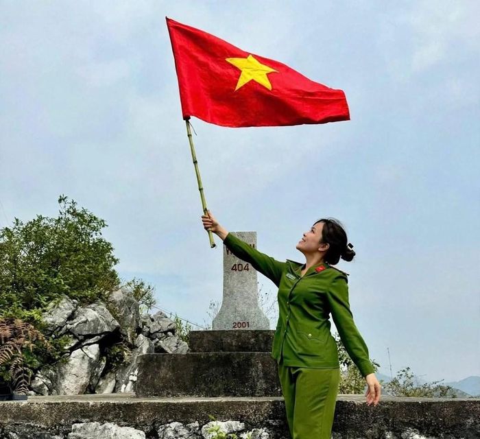 Sắc cờ Tổ quốc tung bay bên cột mốc biên giới, lan tỏa niềm tự hào nơi cực Bắc