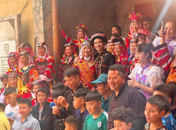 Đông đảo người dân và du khách tham gia, trải nghiệm các hoạt động văn hóa tại Lô Lô Chải