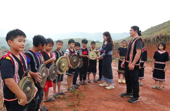 Cô Hồ Thị Thùy Vân, Hiệu trưởng Trường phổ thông dân tộc bán trú Tiểu học Tu Mơ Rông chính thức trao cồng chiêng cho các em học sinh, gửi gắm niềm tin và trách nhiệm trong việc tiếp nối, gìn giữ và phát huy giá trị di sản văn hóa truyền thống