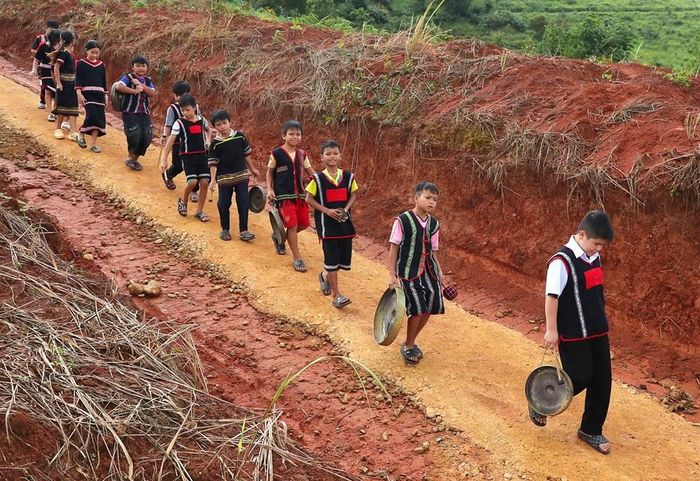 Các em mang cồng chiêng trở về sau buổi tập, mang theo những nhịp chiêng đầu tiên trên hành trình tiếp nối và trao truyền văn hóa truyền thống