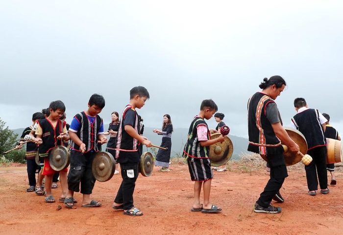 Sau những ngày miệt mài tập luyện, các em tự tin trình diễn những giai điệu cồng chiêng Tây Nguyên và hòa mình vào điệu múa xoang truyền thống cùng các cô giáo và nghệ nhân