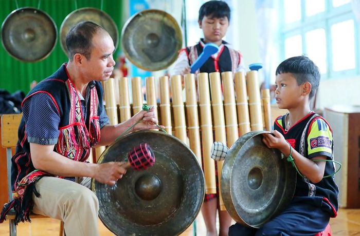 Nghệ nhân A Phúc (44 tuổi), đảng viên, người có uy tín ở làng Mô Pả, xã Tu Mơ Rông, tận tình truyền dạy cồng chiêng cho học sinh
