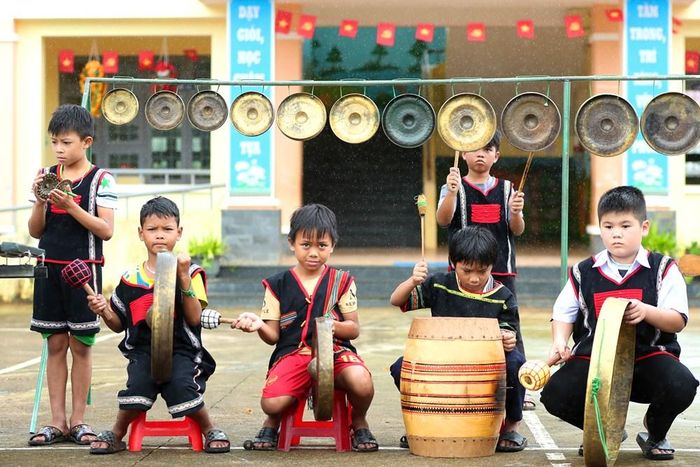 Sau quá trình tập luyện và được các nghệ nhân truyền dạy, học sinh tự tin trình diễn những tiết mục nhạc cụ dân tộc
